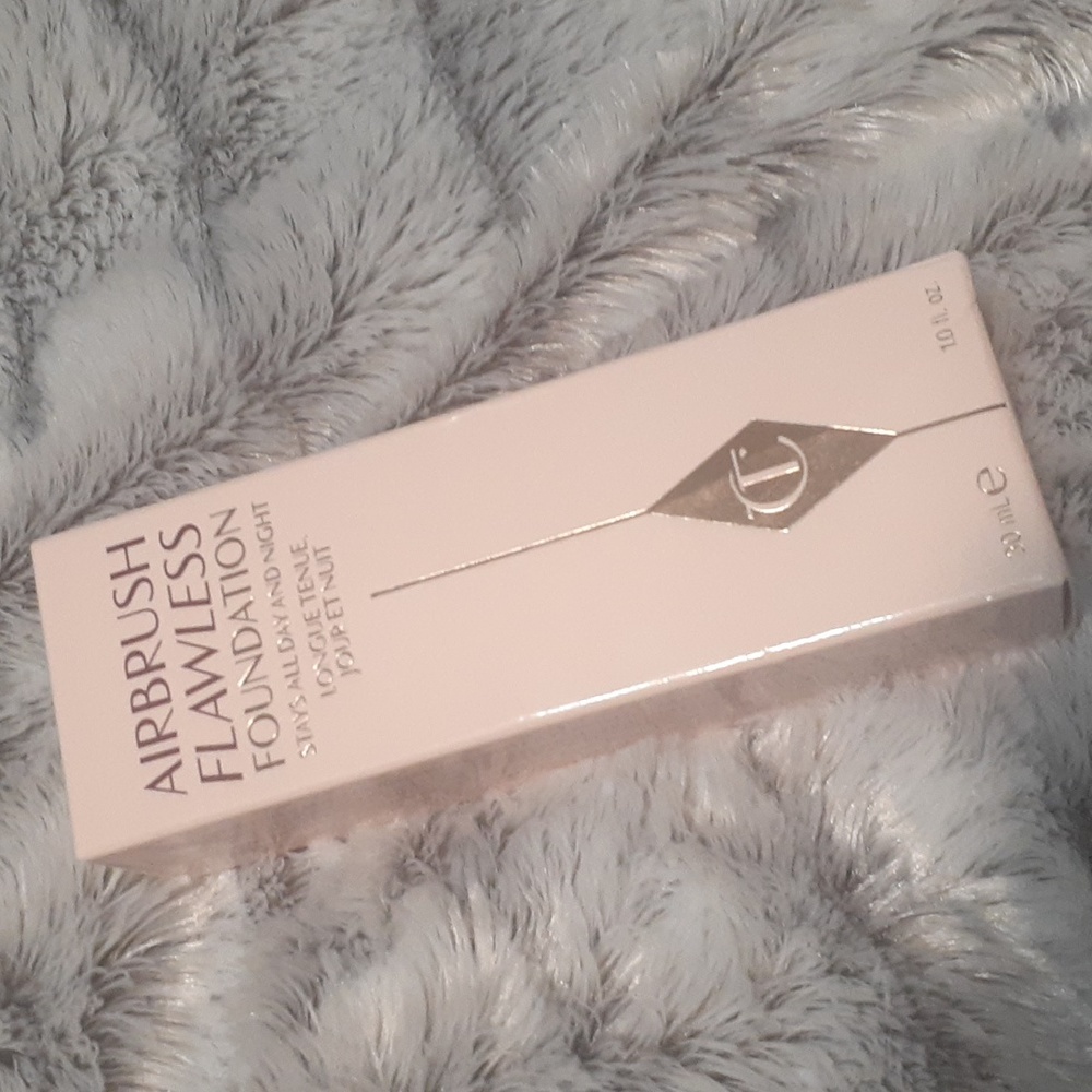 Charlotte Tilbury AIRBRUSH FLAWLESS FOUNDATION: shade 4 Neutral